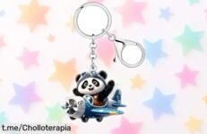 Llavero acrílico de panda piloto con cierre seguro, un regalazo a precio loco que hará volar tu corazón y nunca perderás tus llaves. ¡Consíguelo ya antes de que se agote!