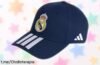 Consigue ya la gorra Real Madrid de adidas, visera firme y escudo bordado, a un precio rebajado que hará brillar tu outfit diario. ¡No te quedes sin ella!