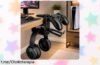 Soporte giratorio para auriculares con giro 360°, ¡el lugar perfecto para tus auris a un precio de escándalo! No te quedes sin el tuyo y ahorra espacio en tu mesa ya mismo.